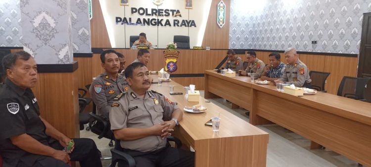 Kapolresta Palangka Raya Kombes Pol Dedy Supriadi, S.I.K., M.H. mengikuti kegiatan zoom meeting analisa dan evaluasi situasi kamtibmas yang dipimpin oleh Kapolda Kalimantan Tengah di Ruang Rupatama Endra Dharmalaksana Polresta Palangka Raya.