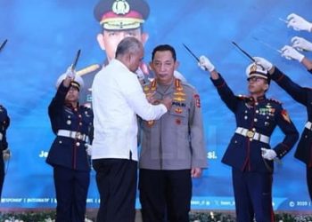 Kapolri Jenderal Pol. Drs. Listyo Sigit Prabowo M.Si., menerima tanda kehormatan Adhi Bhakti Senapati dari Badan Siber dan Sandi Negara (BSSN) pada Hari Rabu (06/05/2026). Penganugerahan ini diserahkan langsung oleh Kepala BSSN, Nugroho Sulistyo Budi, dalam upacara simbolis di Kantor BSSN, Depok.
