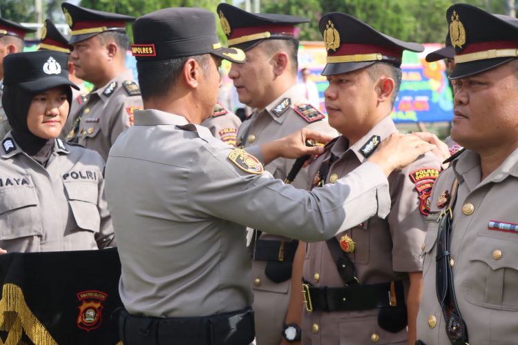 Polres Ogan Ilir melaksanakan Upacara Serah Terima Jabatan (Sertijab) dan Kenal Pamit sejumlah pejabat utama serta kapolsek jajaran, Kamis (07/05/2026) pagi di Lapangan Mapolres Ogan Ilir