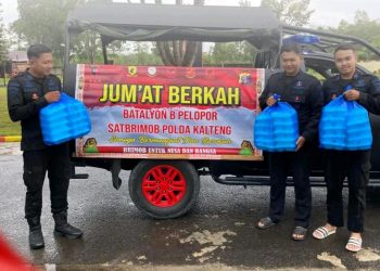 Pada Jumat (8/5/2026), personel Brimob melaksanakan aksi berbagi dengan menyalurkan nasi kotak kepada para jamaah di Masjid Al-Amin, Desa Batu Belaman, Kecamatan Kumai, Kabupaten Kotawaringin Barat.