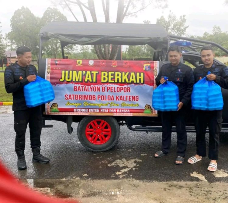 Pada Jumat (8/5/2026), personel Brimob melaksanakan aksi berbagi dengan menyalurkan nasi kotak kepada para jamaah di Masjid Al-Amin, Desa Batu Belaman, Kecamatan Kumai, Kabupaten Kotawaringin Barat.