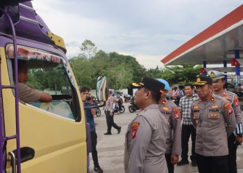 Kapolres Kotawaringin Timur AKBP Resky Maulana Zulkarnain, S.H., S.I.K., M.H., didampingi PJU Polres melaksanakan patroli humanis dengan pendekatan pencegahan proaktif dan gakkum intensif skala prioritas, di wilayah Kota Sampit, Jumat sore (08/05/2026)
