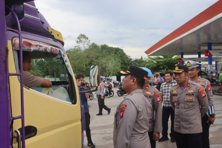 Kapolres Kotawaringin Timur AKBP Resky Maulana Zulkarnain, S.H., S.I.K., M.H., didampingi PJU Polres melaksanakan patroli humanis dengan pendekatan pencegahan proaktif dan gakkum intensif skala prioritas, di wilayah Kota Sampit, Jumat sore (08/05/2026)