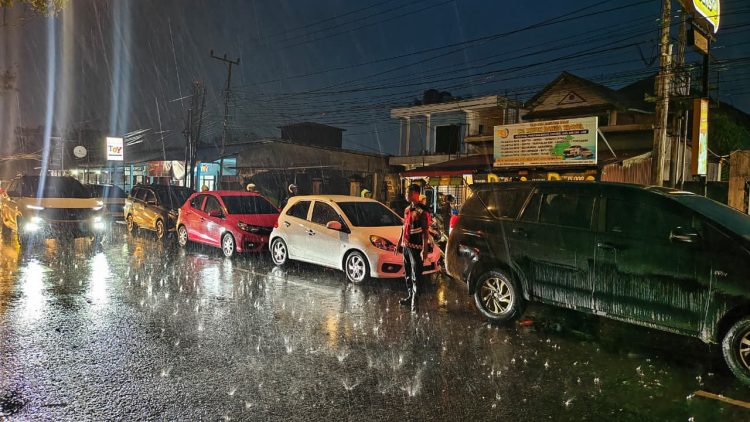 Personel Ditsamapta Polda Kalimantan Tengah (Kalteng) hadir di sejumlah SPBU guna memastikan situasi tetap aman, tertib, dan kondusif bagi masyarakat. Jumat (8/5/2026).