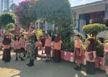 Babinsa Koramil 11/Girsang Sipangan Bolon Kodim 0207/Simalungun, Sertu A. Simorangkir, melaksanakan pelatihan upacara bendera kepada para siswa SD Negeri 091464 Parapat, Kecamatan Girsang Sipangan Bolon, Kabupaten Simalungun, Sabtu (9/5/2026).