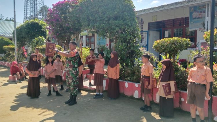 Babinsa Koramil 11/Girsang Sipangan Bolon Kodim 0207/Simalungun, Sertu A. Simorangkir, melaksanakan pelatihan upacara bendera kepada para siswa SD Negeri 091464 Parapat, Kecamatan Girsang Sipangan Bolon, Kabupaten Simalungun, Sabtu (9/5/2026).