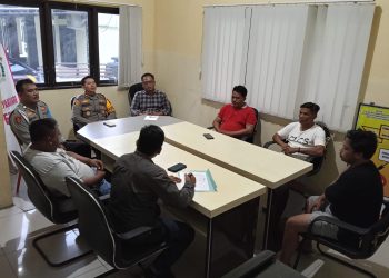 Seorang pemuda berinisial PK (25) dilaporkan melakukan penganiayaan terhadap MM, seorang pengemudi armada di halaman SPBU Samuda, Jalan H.M. Arsyad Km 39, Desa Jaya Kelapa, Rabu 6/5/26 pagi.dan permasalahan tersebut telah diselesaikan melalui mekanisme keadilan restoratif.