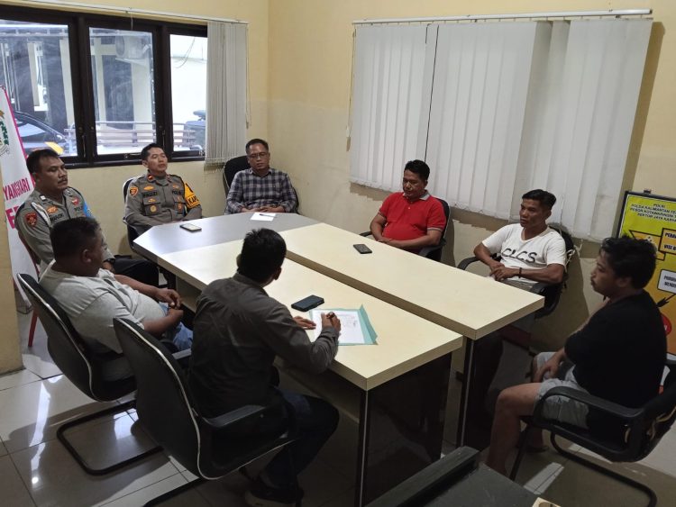 Seorang pemuda berinisial PK (25) dilaporkan melakukan penganiayaan terhadap MM, seorang pengemudi armada di halaman SPBU Samuda, Jalan H.M. Arsyad Km 39, Desa Jaya Kelapa, Rabu 6/5/26 pagi.dan permasalahan tersebut telah diselesaikan melalui mekanisme keadilan restoratif.