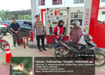 Kapolsek Hanau IPDA Bima Satria Susilo, S.Tr.K., bersama Kasubsektor Danau Seluluk IPDA Derby Apriles melaksanakan kegiatan patroli dan pengamanan di SPBU 66.742.01 Km. 104, Desa Rungau Raya, Kecamatan Danau Seluluk, Sabtu (9/5/2026) siang. Kegiatan yang berlangsung mulai pukul 13.10 WIB hingga selesai ini berlokasi di Jalan Jenderal Sudirman Km. 104.