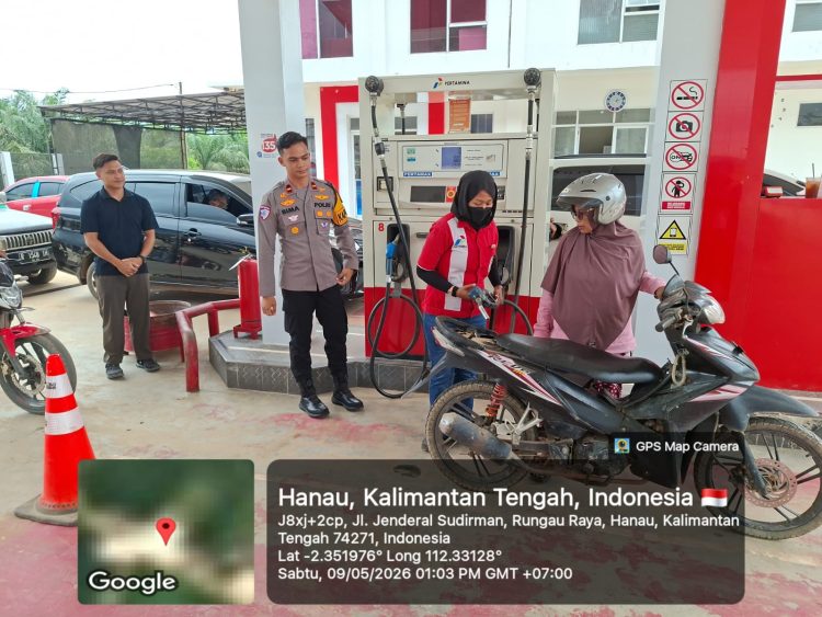 Kapolsek Hanau IPDA Bima Satria Susilo, S.Tr.K., bersama Kasubsektor Danau Seluluk IPDA Derby Apriles melaksanakan kegiatan patroli dan pengamanan di SPBU 66.742.01 Km. 104, Desa Rungau Raya, Kecamatan Danau Seluluk, Sabtu (9/5/2026) siang. Kegiatan yang berlangsung mulai pukul 13.10 WIB hingga selesai ini berlokasi di Jalan Jenderal Sudirman Km. 104.