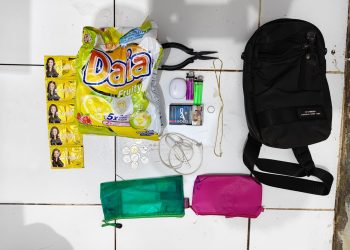polisi turut mengamankan sejumlah barang bukti, di antaranya satu tas selempang warna cokelat, satu buah tang, dua korek api gas, satu bungkus rokok, headset Bluetooth TWS, kabel charger, perhiasan titanium, sabun cuci, sampo, hingga uang logam yang diduga sisa hasil pencurian.