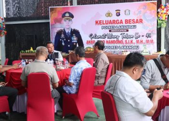 Kapolres mendapat kejutan spesial dari Wakapolres Lamandau, Dandim 1017/Lamandau, Wakil Bupati Lamandau, serta seluruh personel Polres Lamandau, Sabtu (9/5/2026).
