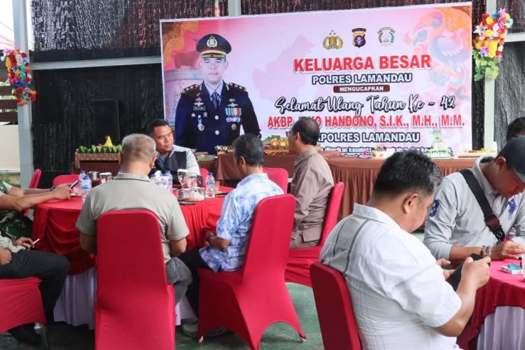 Kapolres mendapat kejutan spesial dari Wakapolres Lamandau, Dandim 1017/Lamandau, Wakil Bupati Lamandau, serta seluruh personel Polres Lamandau, Sabtu (9/5/2026).
