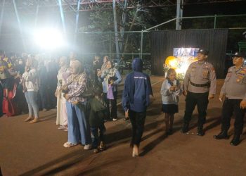 Personel Polsek Seruyan Hilir melaksanakan pengamanan kegiatan Unjuk Bakat Pemilihan Putra Putri Pariwisata (Kucung Diang) Kabupaten Seruyan Tahun 2026 yang berlangsung di Lapangan Tenis Indoor Kabupaten Seruyan, Sabtu (9/5/2026) malam. Kegiatan dimulai pukul 19.30 WIB