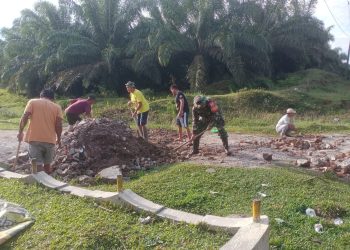 Babinsa Koramil 10/Tanah Jawa Kodim 0207/Simalungun, Sertu Misno, bersama masyarakat Huta Hataran Jawa I, Nagori Marubun Jaya, Kecamatan Tanah Jawa, Kabupaten Simalungun, Minggu (10/05/2026).