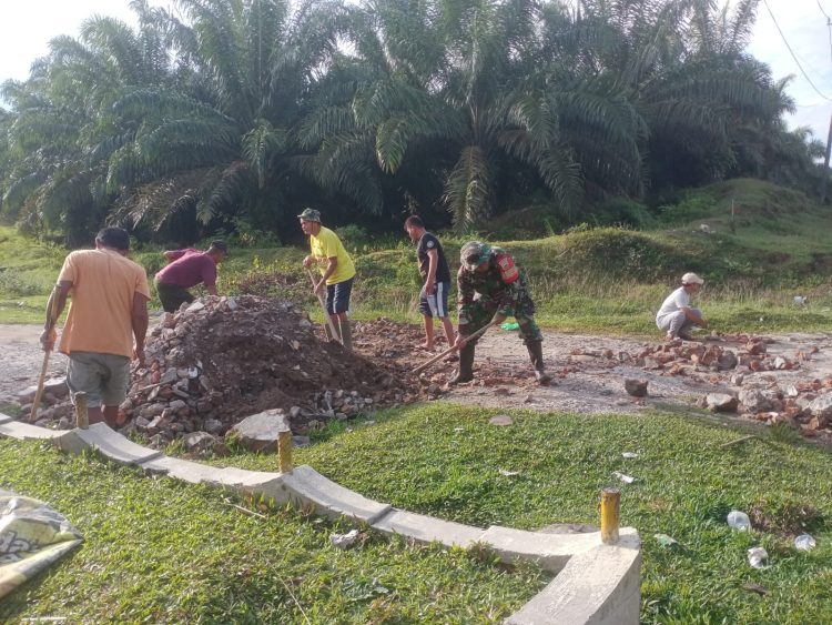 Babinsa Koramil 10/Tanah Jawa Kodim 0207/Simalungun, Sertu Misno, bersama masyarakat Huta Hataran Jawa I, Nagori Marubun Jaya, Kecamatan Tanah Jawa, Kabupaten Simalungun, Minggu (10/05/2026).