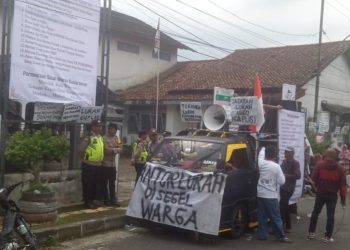 Aksi damai warga Desa Banjaranyar yang digelar di depan Balai Desa Banjaranyar pada Senin (11/5/2026) berlanjut dengan mediasi antara perwakilan warga, pemerintah desa, BPD, dan Forkopimcam Pekuncen.