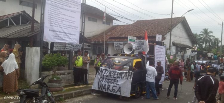 Aksi damai warga Desa Banjaranyar yang digelar di depan Balai Desa Banjaranyar pada Senin (11/5/2026) berlanjut dengan mediasi antara perwakilan warga, pemerintah desa, BPD, dan Forkopimcam Pekuncen.