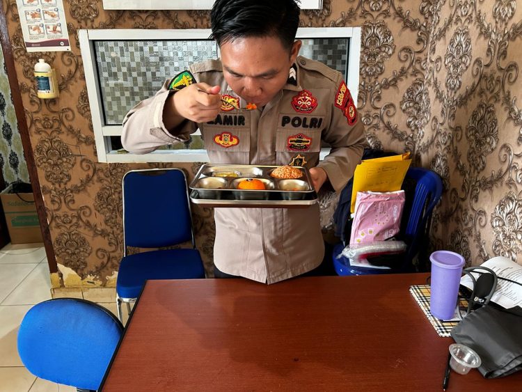 Pemeriksaan dilaksanakan di Klinik Polres Ogan Ilir mulai pukul 07.00 WIB hingga selesai, dipimpin langsung oleh Ps. Kasi Dokkes Polres Ogan Ilir Aipda Husni Mubarak, AMKL bersama personel Dokkes, PIC SPPG serta para ahli gizi dari masing-masing wilayah distribusi.