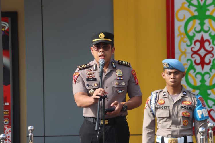 Kabag Ops Polres Kotawaringin Timur (Kotim) AKP Yuan Irsyady, S.I.K., memimpin Apel Jam Pimpinan di halaman Mapolres Kotim, Senin (11/5/2026) pagi