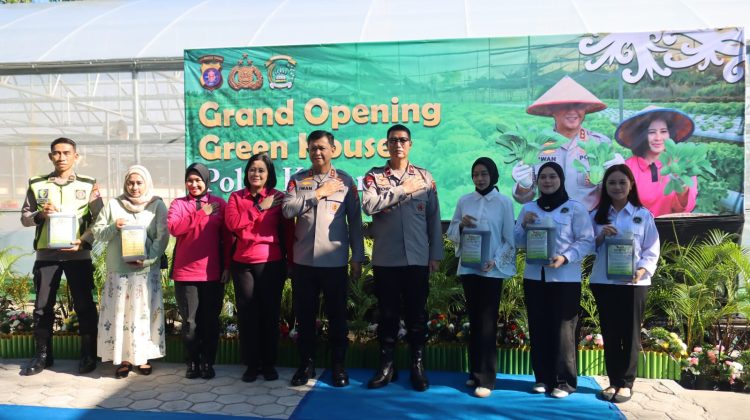 Polda Kalteng dan Bhayangkari dengan meluncurkan Green House yang dirancang denga konsep pertanian modern berbasis hidroponik di Pekarangan Pangan Lestari (P2L) Mapolda setempat. Senin (11/5/2026).Polda Kalteng dan Bhayangkari dengan meluncurkan Green House yang dirancang denga konsep pertanian modern berbasis hidroponik di Pekarangan Pangan Lestari (P2L) Mapolda setempat. Senin (11/5/2026).
