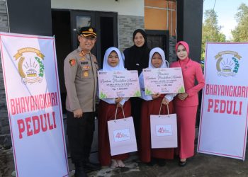Kapolres Seruyan AKBP Beddy Suwendi, S.H., S.I.K., bersama Ketua Bhayangkari Cabang Seruyan Ny. Putri Beddy beserta seluruh pengurus, menyerahkan bantuan sosial kepada dua warakawuri (istri anggota Polri yang telah meninggal dunia) dalam kegiatan Bhayangkari Peduli yang dilaksanakan pada Senin (11/5/2026) mulai pukul 14.30 WIB.