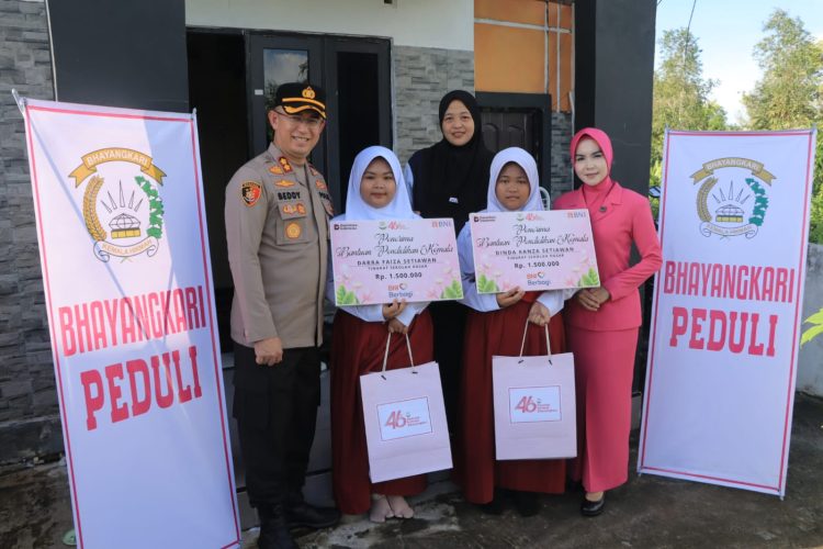 Kapolres Seruyan AKBP Beddy Suwendi, S.H., S.I.K., bersama Ketua Bhayangkari Cabang Seruyan Ny. Putri Beddy beserta seluruh pengurus, menyerahkan bantuan sosial kepada dua warakawuri (istri anggota Polri yang telah meninggal dunia) dalam kegiatan Bhayangkari Peduli yang dilaksanakan pada Senin (11/5/2026) mulai pukul 14.30 WIB.