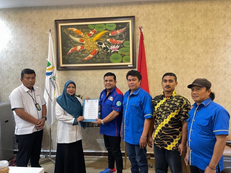 (PC FSP KEP SPSI) Kota Pematangsiantar melaksanakan kegiatan audiensi dan silaturahmi ke kantor BPJS Ketenagakerjaan Cabang Pematangsiantar. Pertemuan yang berlangsung di Jalan Sakti Lubis, Kelurahan Timbang Galung, Kecamatan Siantar Barat ini menjadi momentum penting dalam membangun komunikasi yang lebih efektif dan berkelanjutan.