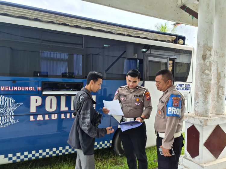 Satuan Penyelenggara Administrasi SIM (Satpas) 2333 Satlantas Polres Seruyan menggelar kegiatan Pelayanan Bus SIM Keliling di Gedung Pelayanan Samsat, Kelurahan Pembuang Hulu, Kecamatan Hanau, Kabupaten Seruyan, pada Selasa (12/5/2026).