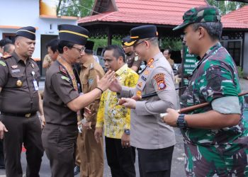 Kapolres Seruyan AKBP BEDDY SUWENDI, S.H., S.I.K. turut hadir menyambut kedatangan Kepala Kejaksaan Tinggi (Kajati) Kalimantan Tengah, NURCAHYO J.M., S.H., M.H., beserta rombongan dalam rangka Kunjungan Kerja ke Kantor Kejaksaan Negeri Kabupaten Seruyan, Selasa (12/5) pukul 10.20 WIB.