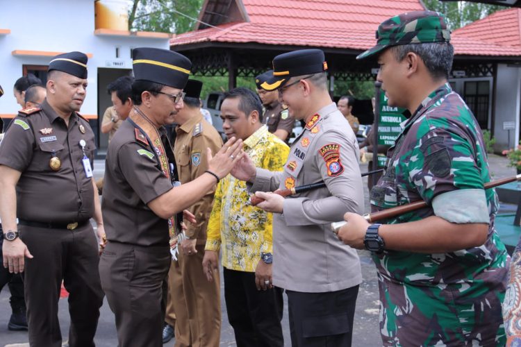 Kapolres Seruyan AKBP BEDDY SUWENDI, S.H., S.I.K. turut hadir menyambut kedatangan Kepala Kejaksaan Tinggi (Kajati) Kalimantan Tengah, NURCAHYO J.M., S.H., M.H., beserta rombongan dalam rangka Kunjungan Kerja ke Kantor Kejaksaan Negeri Kabupaten Seruyan, Selasa (12/5) pukul 10.20 WIB.