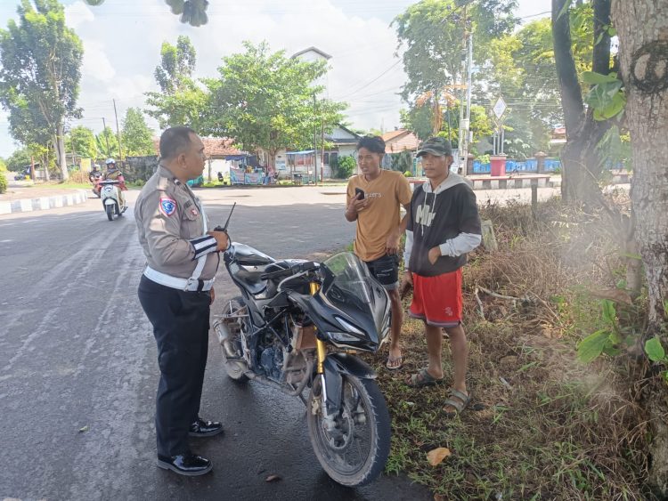 Satuan Lalu Lintas (Satlantas) Polres Seruyan melaksanakan kegiatan Teguran Simpatik dan Himbauan Keamanan, Keselamatan, Ketertiban, dan Kelancaran Lalu Lintas (Kamseltibcarlantas) kepada para pengendara di seputaran Kota Kuala Pembuang, pada Selasa (12/5) mulai pukul 11.30 WIB hingga 12.15 WIB