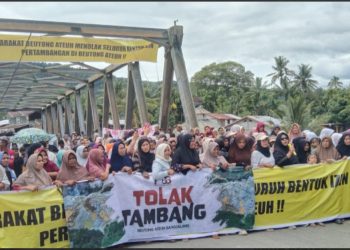Ratusan Warga Beutong Ateuh Banggalang, Nagan Raya, Aceh, Selasa (12/05/26) menggelar Aksi Tolak Tambang di Nagan Raya, massa yang didominasi ibu-ibu menggelar aksi penolakan tambang emas dikawasan tersebut.