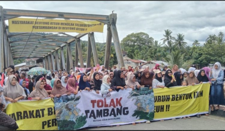 Ratusan Warga Beutong Ateuh Banggalang, Nagan Raya, Aceh, Selasa (12/05/26) menggelar Aksi Tolak Tambang di Nagan Raya, massa yang didominasi ibu-ibu menggelar aksi penolakan tambang emas dikawasan tersebut.