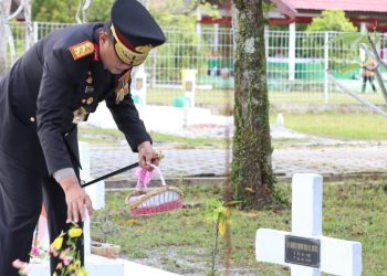 Kapolda Kalimantan Tengah (Kalteng) Irjen Pol Iwan Kurniawan, S.IK., M.Si. menghadiri secara langsung Upacara Ziarah dan Tabur Bunga yang digelar di Taman Makam Pahlawan Sanaman Lampang, Kota Palangka Raya, Selasa (12/5/2026).