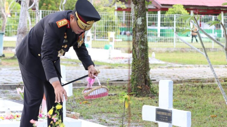Kapolda Kalimantan Tengah (Kalteng) Irjen Pol Iwan Kurniawan, S.IK., M.Si. menghadiri secara langsung Upacara Ziarah dan Tabur Bunga yang digelar di Taman Makam Pahlawan Sanaman Lampang, Kota Palangka Raya, Selasa (12/5/2026).