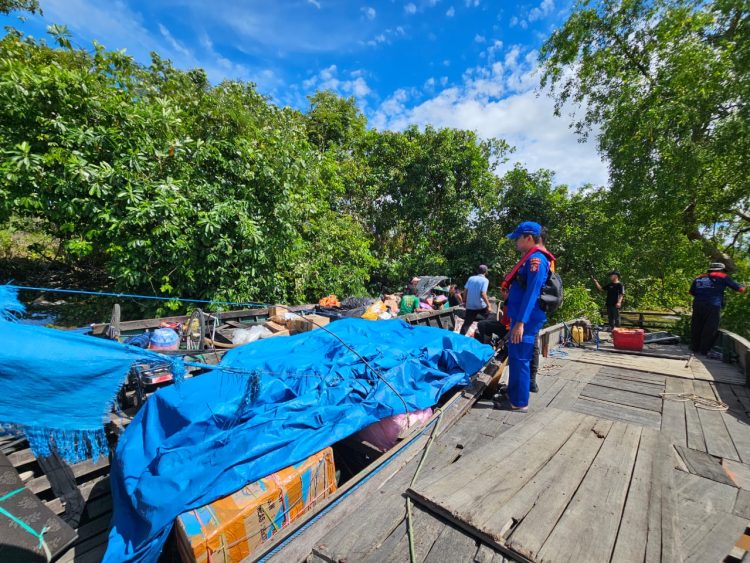 Polri menggelar pengamanan alur sungai. Petugas disiagakan di titik-titik rawan untuk membantu dan mengantisipasi potensi bahaya, seperti arus sungai yang deras atau kecelakaan penyeberangan.(12/5/2026).
