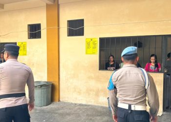Pamapta III SPKT bersama piket fungsi Polresta Palangka Raya melaksanakan pengecekan ruang tahanan usai apel serah terima tugas jaga sebagai bagian dari prosedur pengawasan internal.