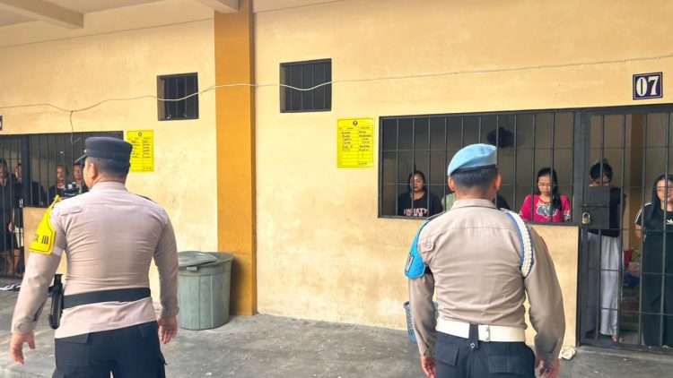 Pamapta III SPKT bersama piket fungsi Polresta Palangka Raya melaksanakan pengecekan ruang tahanan usai apel serah terima tugas jaga sebagai bagian dari prosedur pengawasan internal.