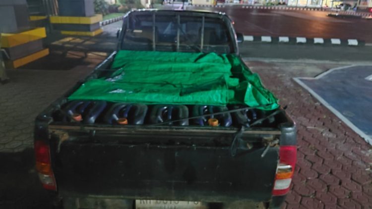 Kepolisian Resor (Polres) Seruyan berhasil mengamankan dua pelaku penyalahgunaan pengangkutan Bahan Bakar Minyak (BBM) bersubsidi dalam dua operasi penindakan berbeda pada Senin (11/5/2026) di wilayah Jalan Ais Nasution, Kelurahan Kuala Pembuang I, Kecamatan Seruyan Hilir.