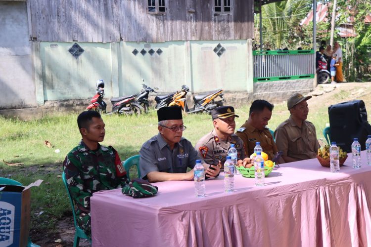 Polres Ogan Ilir bersama BAZNAS Kabupaten Ogan Ilir melaksanakan kegiatan peletakan batu pertama program rumah layak huni sekaligus menyalurkan bantuan sosial (bansos) kepada masyarakat kurang mampu, Selasa (12/5/2026).