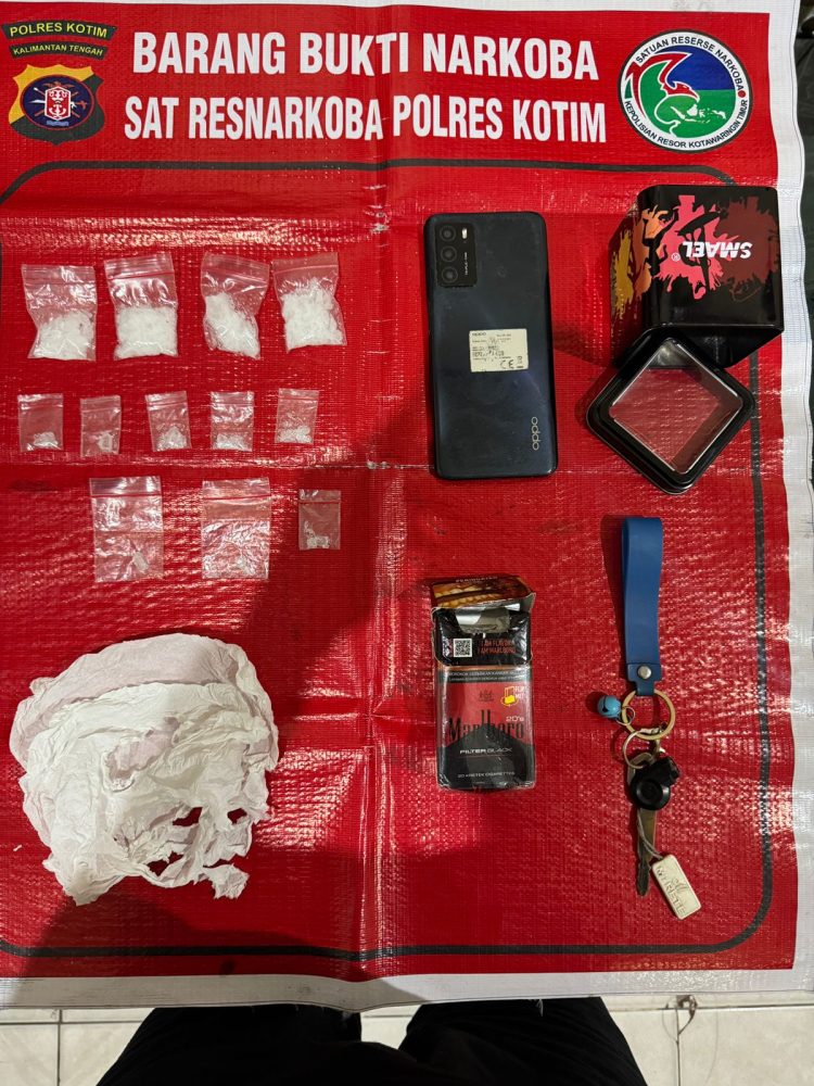 Seorang pria berinisial SR alias U, 35 tahun, karyawan swasta, diringkus saat membawa dan menyimpan 12 paket sabu dengan berat kotor 20,60 gram, pada hari Selasa Sore (12/05/2026).