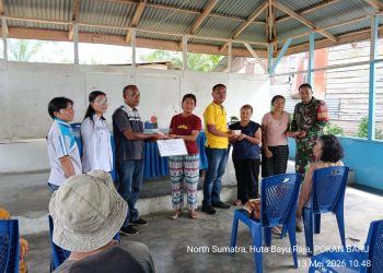 Babinsa Koramil 10/Tanah Jawa Kodim 0207/Simalungun, Sertu Oloan Pangaribuan, melaksanakan pendampingan kegiatan pembagian Bantuan Langsung Tunai Dana Desa (BLT-DD) Tahap I periode Januari hingga Maret Tahun 2026, bertempat di Ruang Harungguan Nagori Pokkan Baru, Kecamatan Huta Bayu Raja, Kabupaten Simalungun, Rabu (13/05/2026).