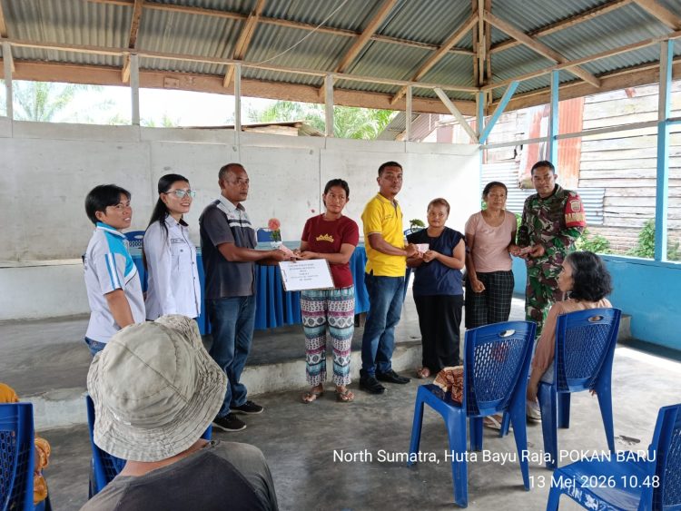 Babinsa Koramil 10/Tanah Jawa Kodim 0207/Simalungun, Sertu Oloan Pangaribuan, melaksanakan pendampingan kegiatan pembagian Bantuan Langsung Tunai Dana Desa (BLT-DD) Tahap I periode Januari hingga Maret Tahun 2026, bertempat di Ruang Harungguan Nagori Pokkan Baru, Kecamatan Huta Bayu Raja, Kabupaten Simalungun, Rabu (13/05/2026).
