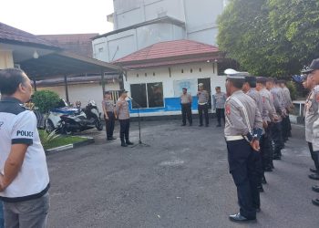 Kapolsek Pahandut memimpin pelaksanaan apel personel di lingkungan Polsek Pahandut sebagai sarana penyampaian arahan dan atensi pimpinan kepada anggota.