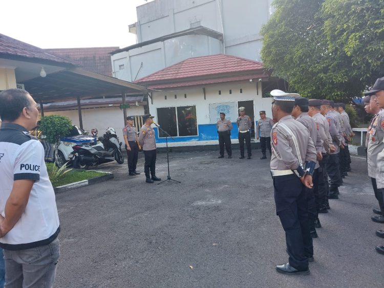 Kapolsek Pahandut memimpin pelaksanaan apel personel di lingkungan Polsek Pahandut sebagai sarana penyampaian arahan dan atensi pimpinan kepada anggota.