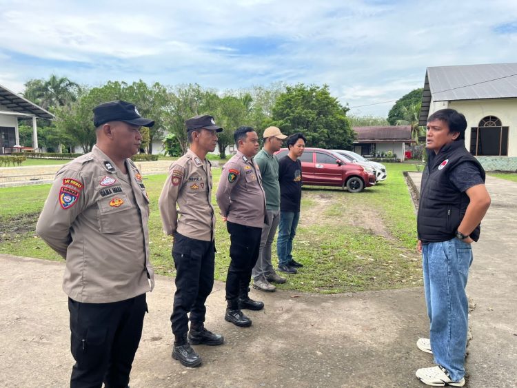 Personel Polres Ogan Ilir bersama Polsek Indralaya melaksanakan kegiatan pengamanan rangkaian ibadah peringatan Kenaikan Isa Almasih Tahun 2026 di Sekolah Alkitab Palembang, Desa Lorok, Kecamatan Indralaya Utara, Kabupaten Ogan Ilir, Kamis (14/05/2026).