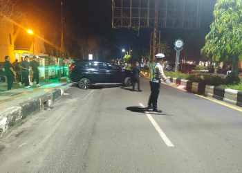 Satlantas Polres Kotim melaksanakan pelayanan pengamanan dan pengaturan lalu lintas pada peringatan Kenaikan Yesus Kristus 2026 di dua gereja di Kota Sampit, Kamis (14/05/2026) malam.