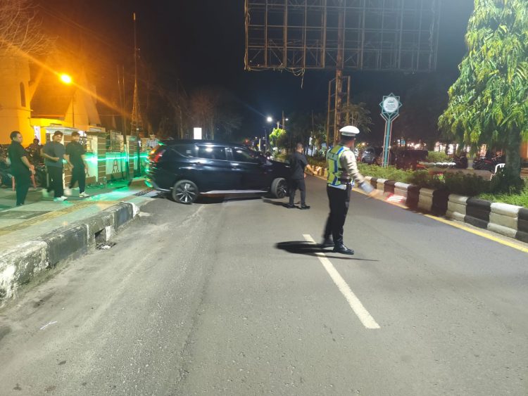 Satlantas Polres Kotim melaksanakan pelayanan pengamanan dan pengaturan lalu lintas pada peringatan Kenaikan Yesus Kristus 2026 di dua gereja di Kota Sampit, Kamis (14/05/2026) malam.