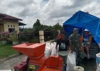 Babinsa Koramil 03/Siantar Selatan Kodim 0207/Simalungun, Sertu D. Sirait, yang melaksanakan kegiatan Komunikasi Sosial (Komsos) bersama warga binaannya di Kelurahan Sukaraja, Kecamatan Siantar Marihat, Kota Pematangsiantar, Jumat (14/05/2026).